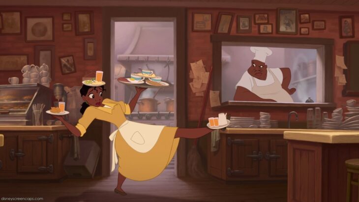 Tiana de la princesa y el sapo malabareando una charola con diferentes platos