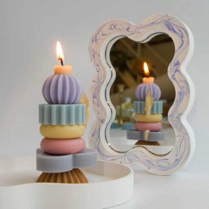 Velas de diferentes colores apiladas una sobre otra