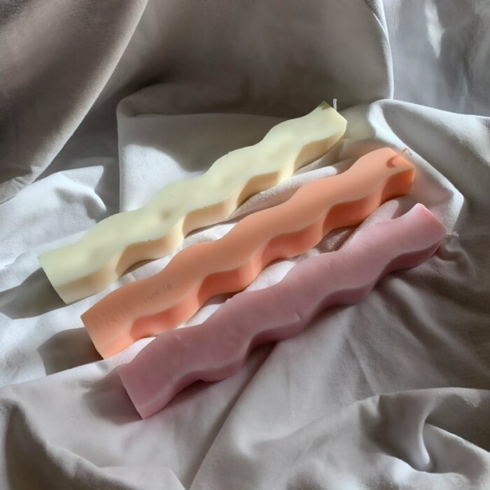Velas en forma de pilar con ondas