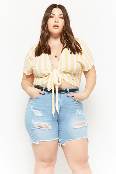 Chica usando unos mom shorts con un top amarillo