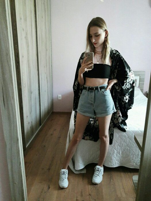 Chica usando unos mom shorts con kimono y top negro