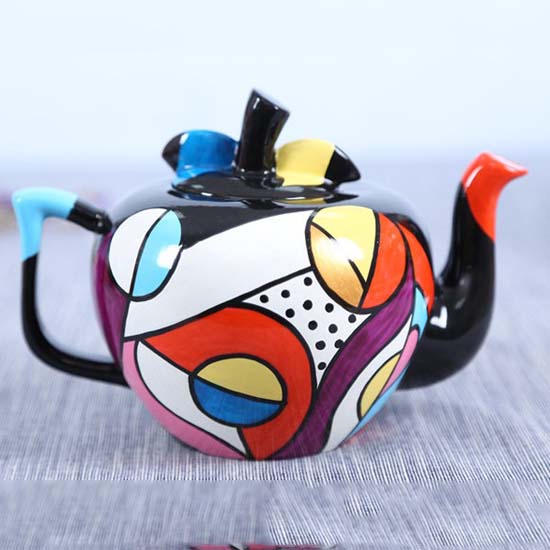 Tetera pintada en estilo Picasso; 15 Teteras que hasta tu abuelita querrá en su cocina