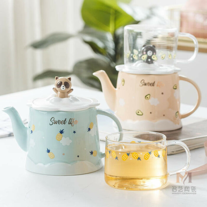 Tetera en tonos pastel con cristal arriba y figurita en forma de animal; 15 Teteras que hasta tu abuelita querrá en su cocina