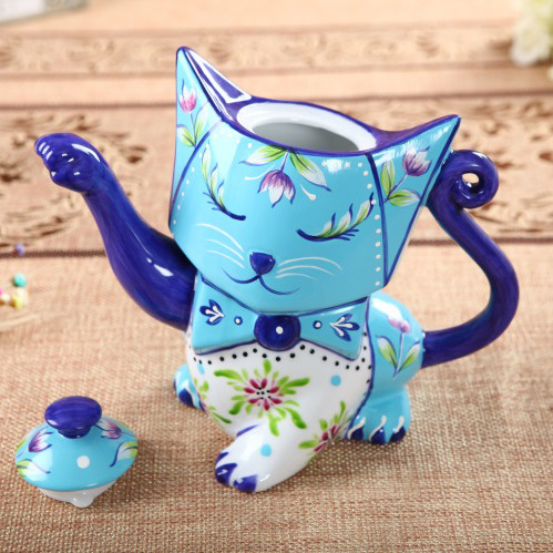 Tetera en forma de gatito decorada en color azul; 15 Teteras que hasta tu abuelita querrá en su cocina