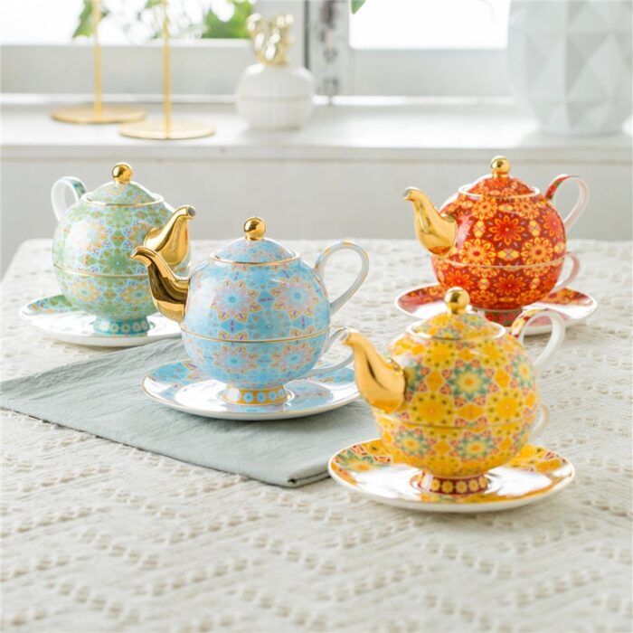 Tetera de estilo hindú en colores primarios; 15 Teteras que hasta tu abuelita querrá en su cocina