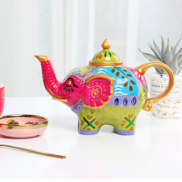 Tetera en forma de elefante con colores vibrantes; 15 Teteras que hasta tu abuelita querrá en su cocina