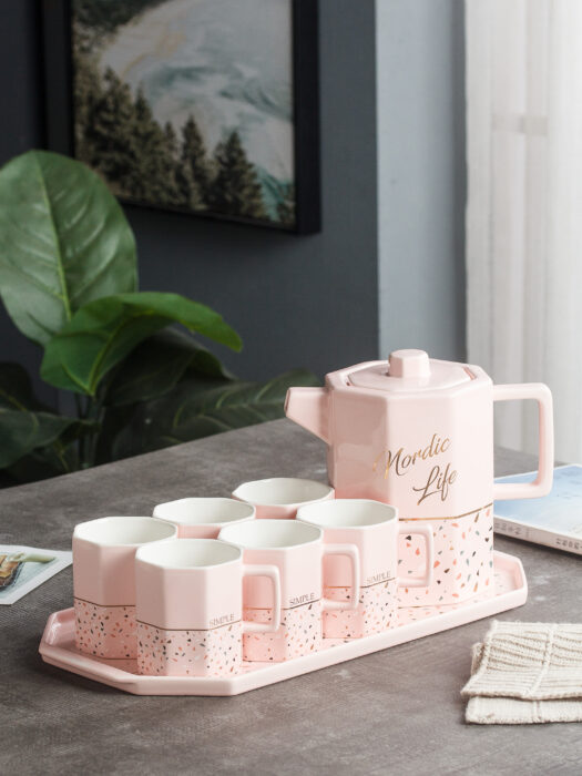Tetera hexagonal en tono pastel; 15 Teteras que hasta tu abuelita querrá en su cocina