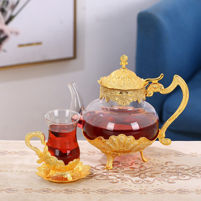 Tetera de cristal con decoración en tono dorado