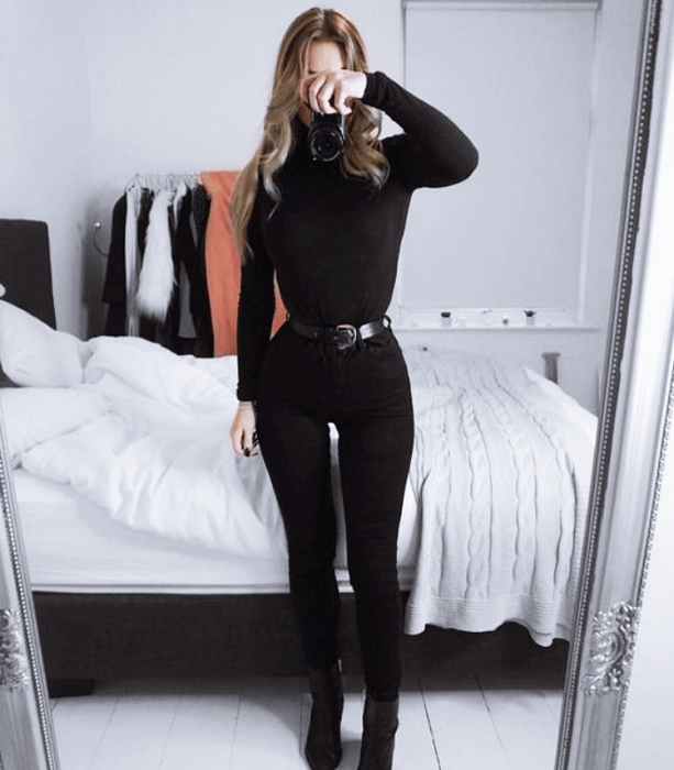 chica de cabello claro largo usando un top negro de cuello alto, manga larga, skinny jeans negros, botines