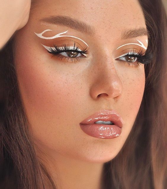Delineado en tono blanco con hilos a los costados; 15 Delineados aesthetic para presumir en tus IG de Instagram