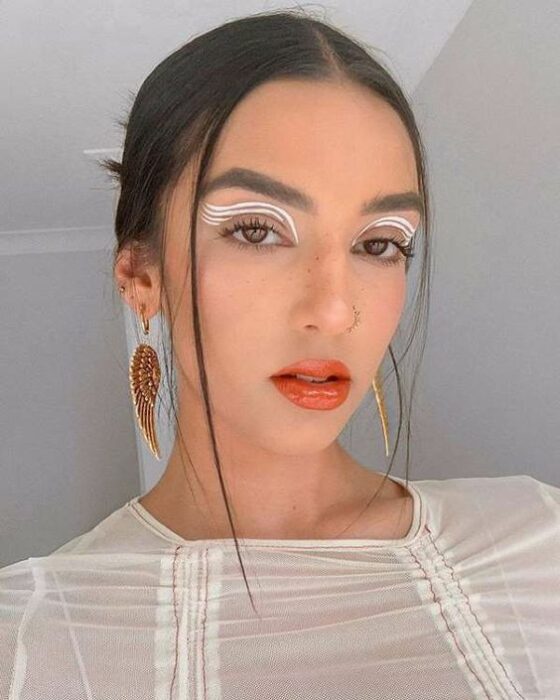 Delineado en tono blanco con efecto cruzado y doble; 15 Delineados aesthetic para presumir en tus IG de Instagram