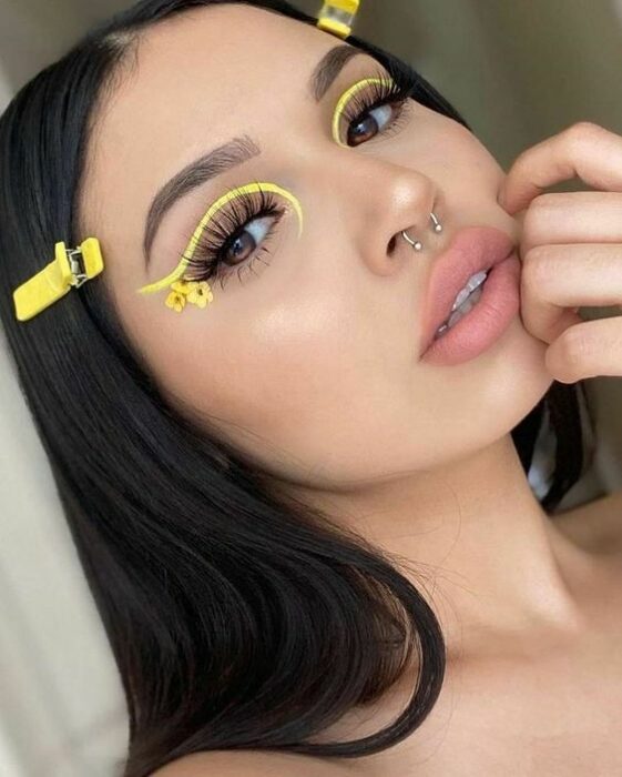 Delineado de línea amarilla con flores al final; 15 Delineados aesthetic para presumir en tus IG de Instagram