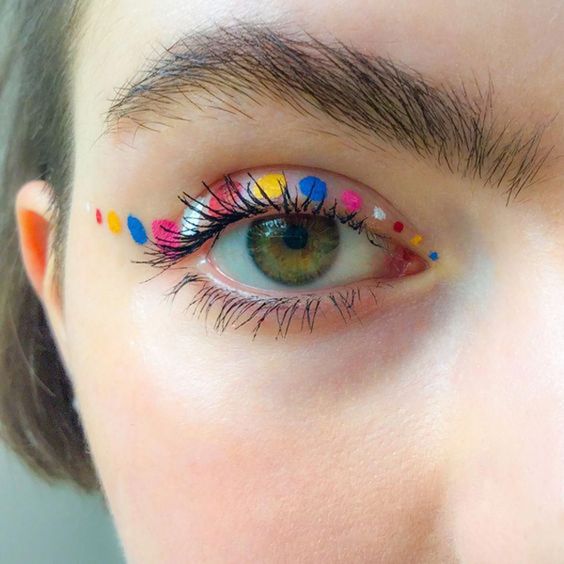 Delineado en puntos con tonos llamativos; 15 Delineados aesthetic para presumir en tus IG de Instagram