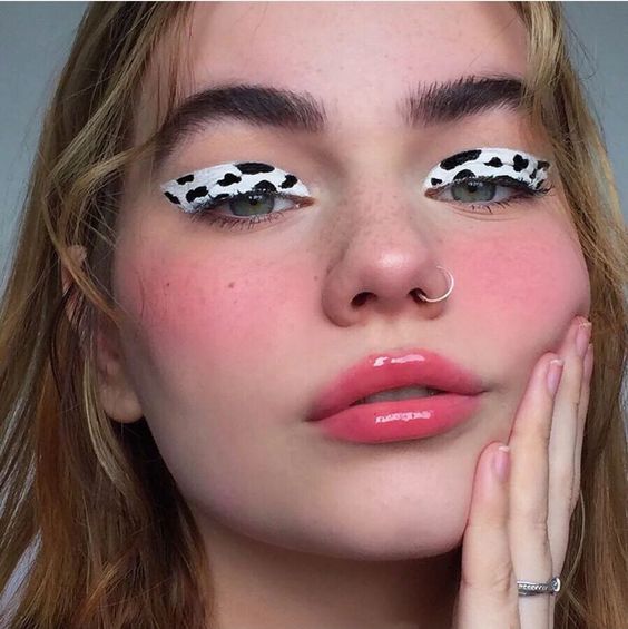 Delineado grueso simulando el pelaje de una vaca; 15 Delineados aesthetic para presumir en tus IG de Instagram