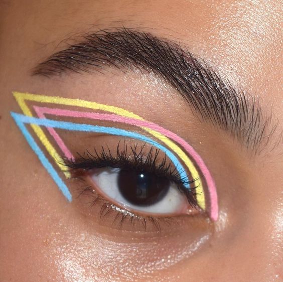 Delineado en tonos pastel con estilo cat eye; 15 Delineados aesthetic para presumir en tus IG de Instagram