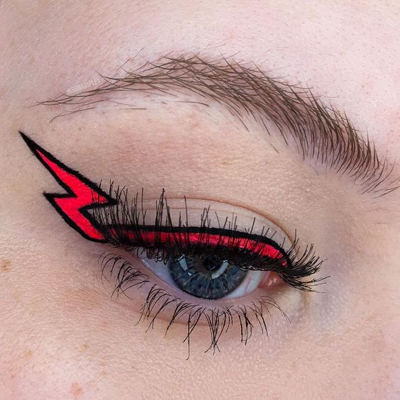 Delineado en tono naranja con un rayo al final; 15 Delineados aesthetic para presumir en tus IG de Instagram
