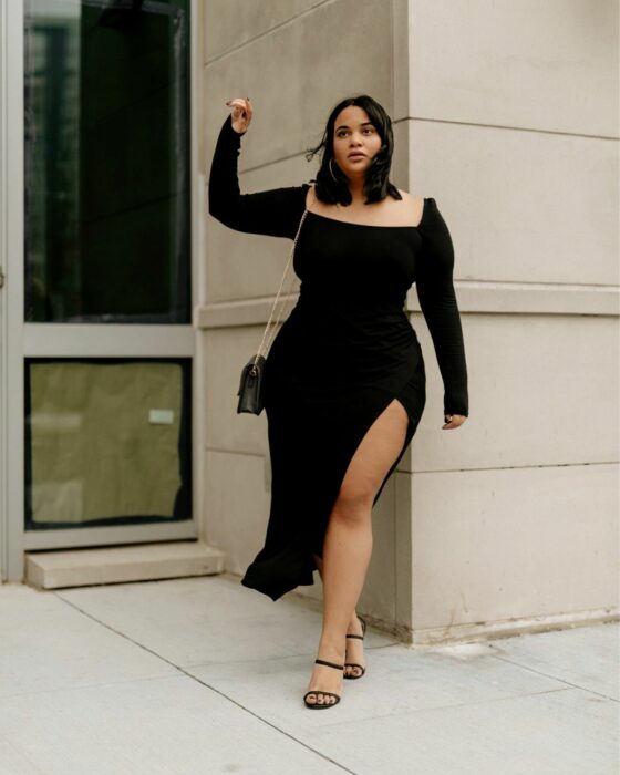 Chica con vestido corto y abertura en el lado