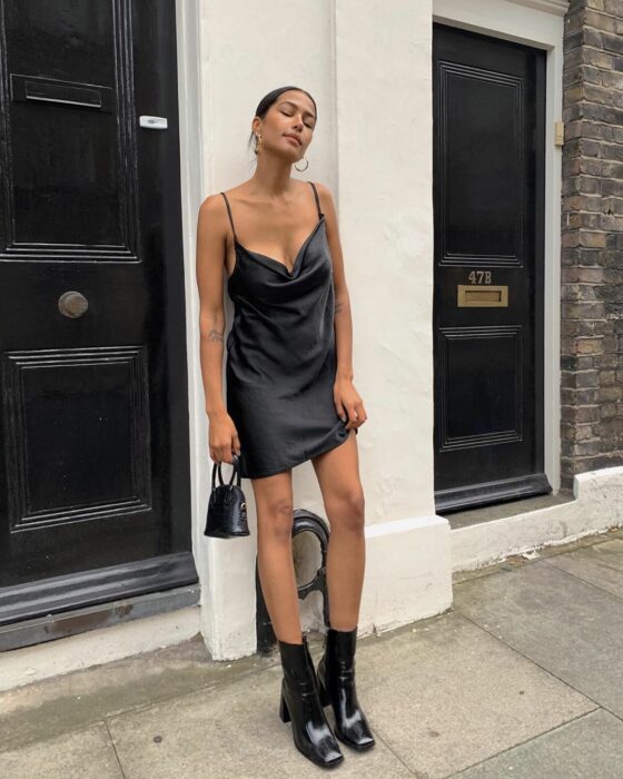 Chica con vestido de tirantes y botines negros