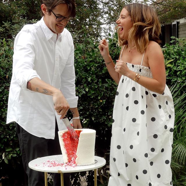 Ashley Tisdale y su esposo cortando un pastel para la revelación de sexo de su bebé 