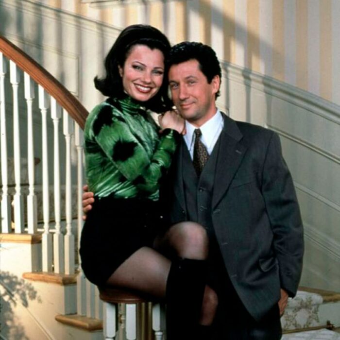 Escena de la serie La Niñera: Fran y Max abrazados en las escaleras