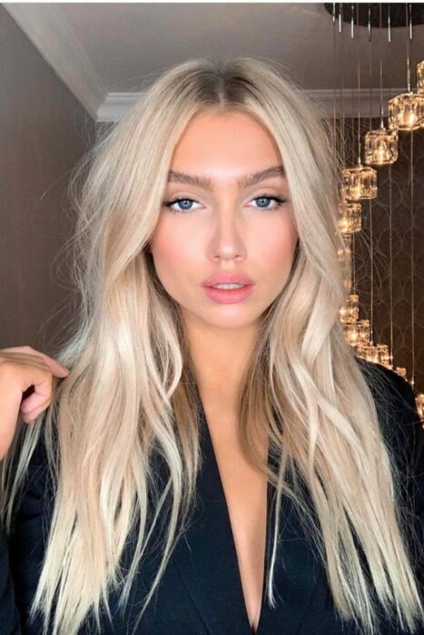 Chica con el cabello teñido de un color rubio platinado