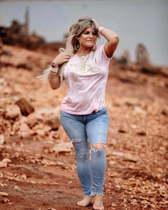 Mujer posando en el desierto sin zapatos; Pone horarios a sus hijos y después de las 730 de la noche ya no es su mamá