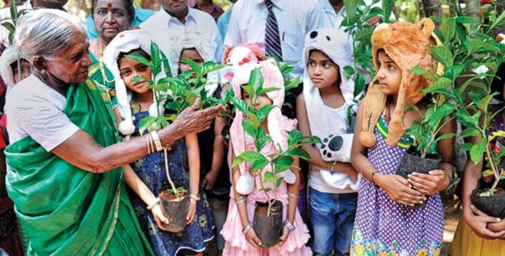 Saalumarada Thimmakka entregando árboles a niños de la India