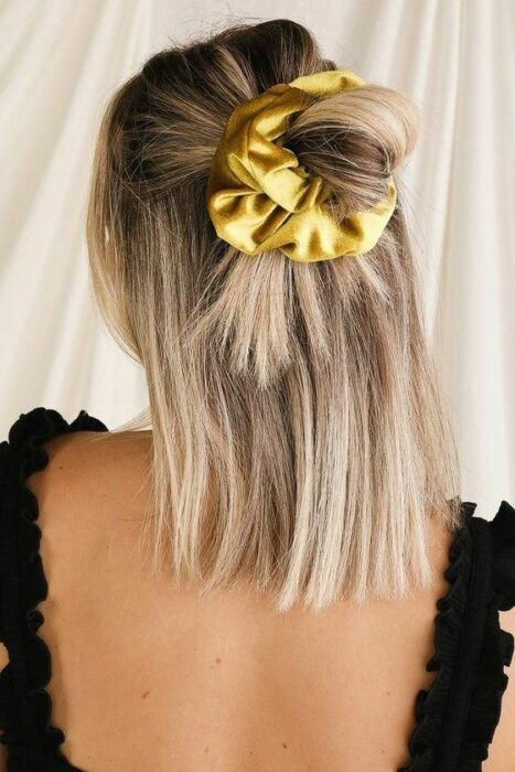 Chica con media coleta llevando una scrunchie; 13 Peinados lindos para compartir en tus stories de Instagram