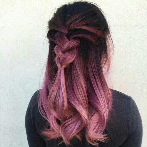 Chica con media coleta y trenza baja; 13 Peinados lindos para compartir en tus stories de Instagram