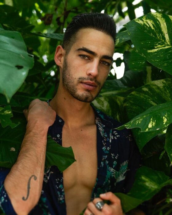 Michel Duval posando para una sesión de fotos entre plantas