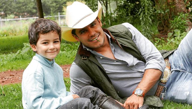 Eduardo Capetillo Jr. posando para una foto junto a su hermanito