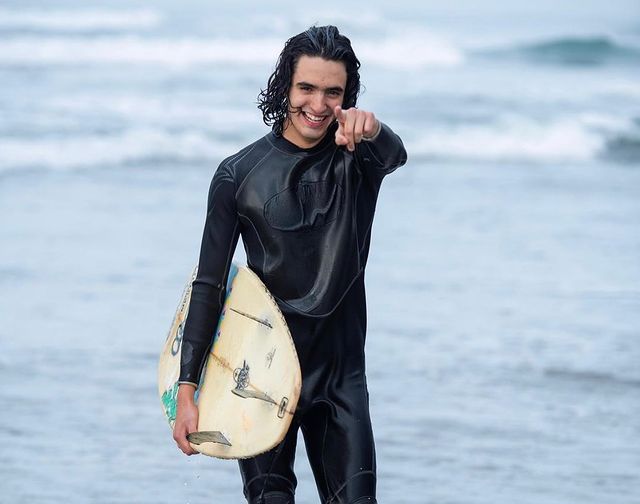 Sebastián Poza surfeando en la playa