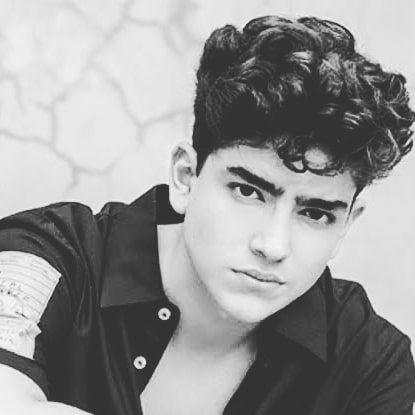 Ángel Gabriel Gómez posando para una fotografía de Instagram