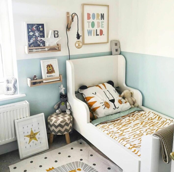 Decoración de cuarto en tonos verdes con temática de animales