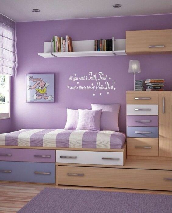 Decoración de cuarto en tono púrpura con muchos cajones