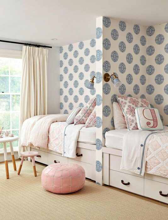 Decoración de cuarto en tonos azules y blancos con camas separadas