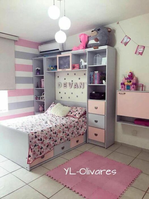 Decoración de cuarto en tonos grises con rosas y una cama sin cabecera