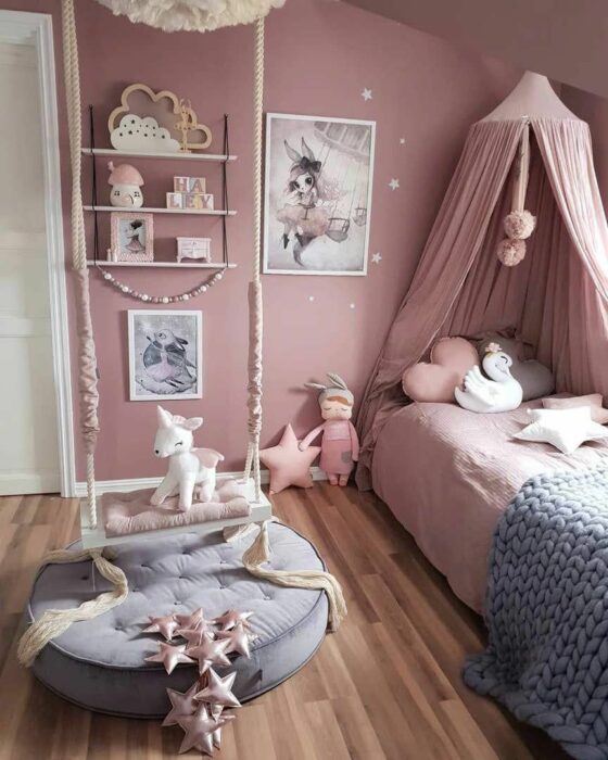 Decoración de cuarto en tonos rosados con gris y un dosel en la cama