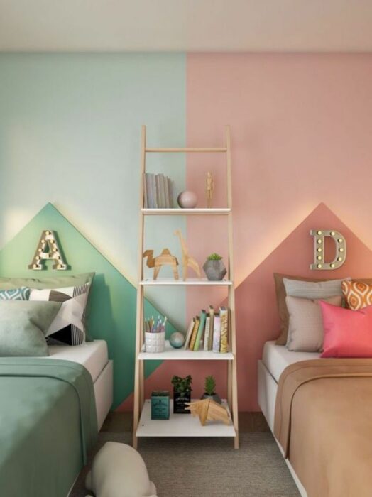 Decoración de cuarto doble en tonos verdes y rosados