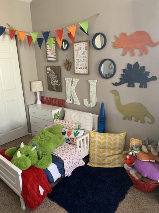 Decoración de cuarto con temática de dinosaurios