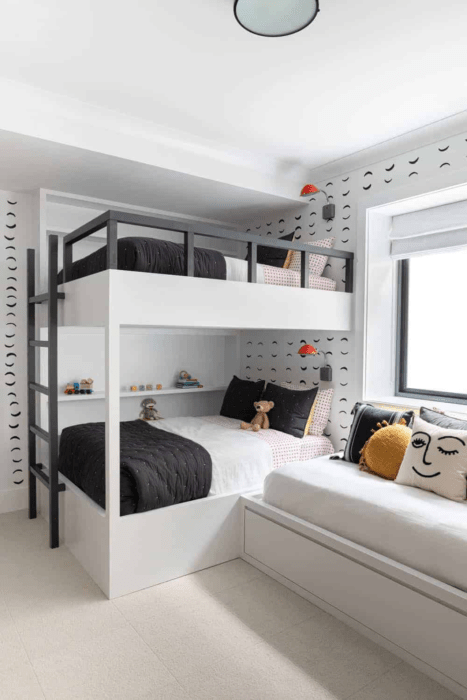 Decoración de cuarto con literas en tonos neutros de blanco y negro
