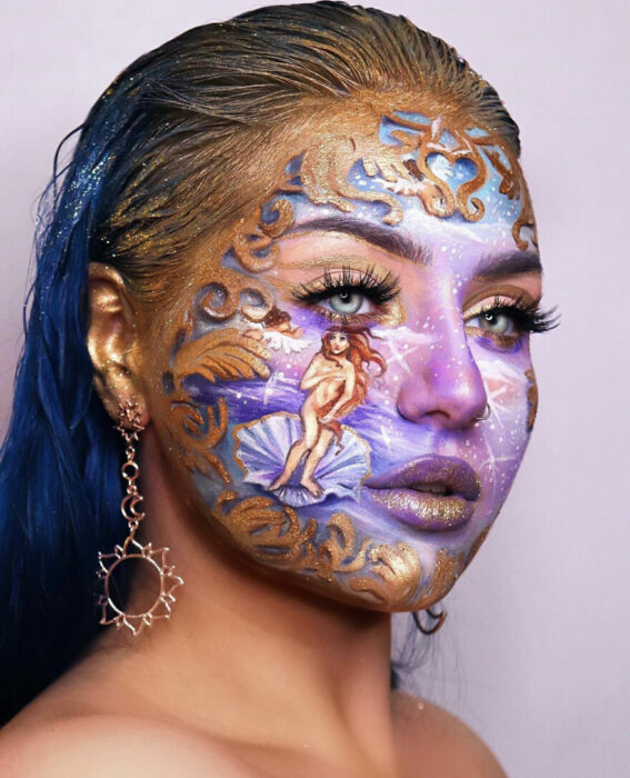 Chica con el rostro pintado como la pintura de Venus 