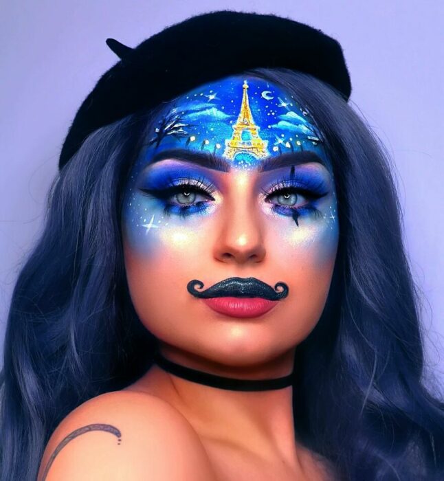 Chica con el rostro pintado con una escena de París de noche 