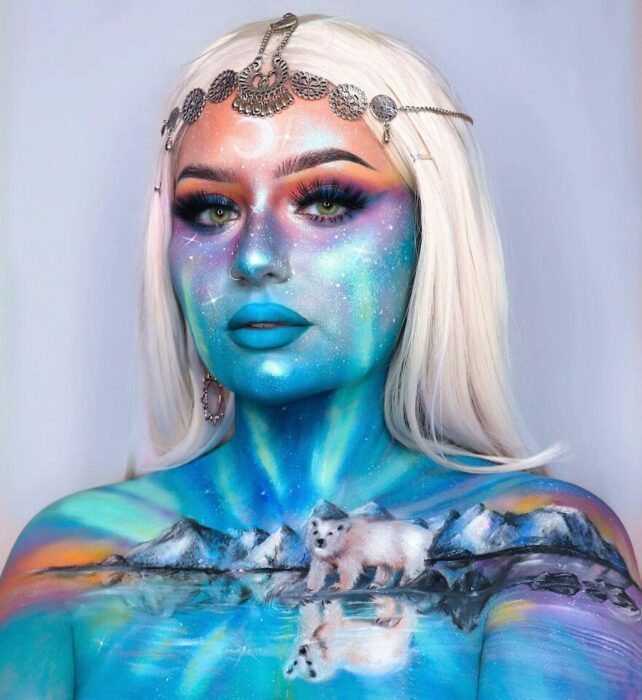 Chica con el rostro y el cuello pintado con la escena del ártico 