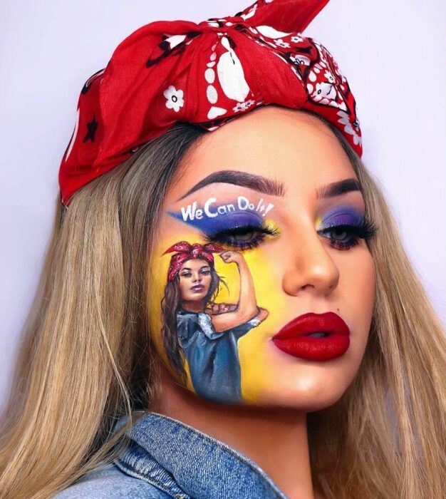 Chica con el rostro pintado con la chica 'We can do it' 