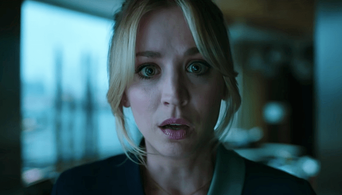escena de la serie The Flight Attendant