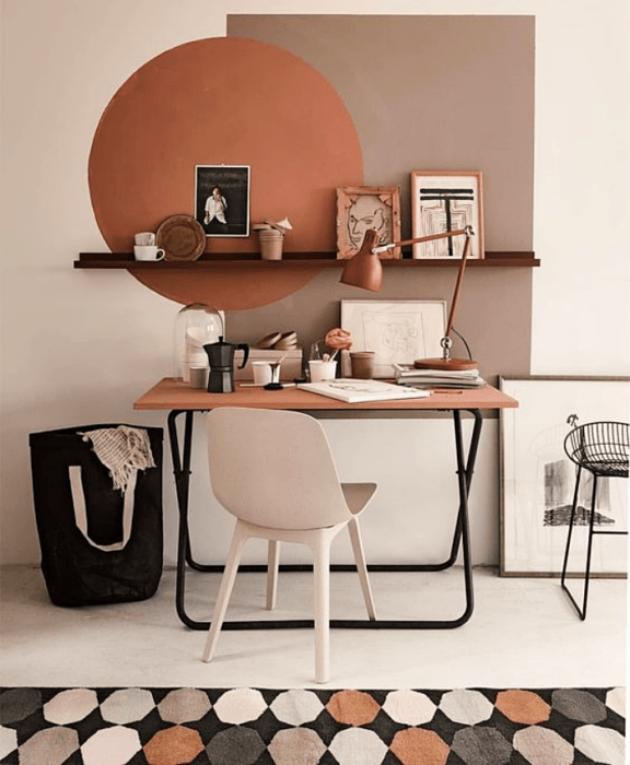 oficina en tonos neutrales, beige, rosa palo, escritorio café, silla blanca, repisas