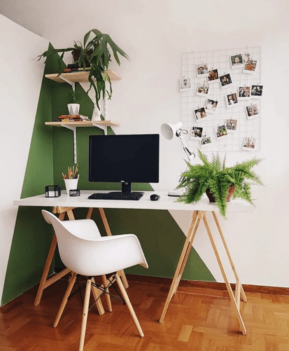 oficina en tonos verde y blanco, minimalista, con escritorio blanco de madera, silla cómoda, cojines, fotos decorativas, macetas, estanterías, alfombra, colores vibrantes, diseño relajado y sencillo