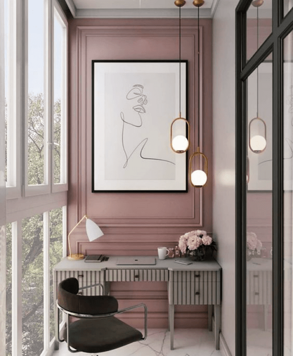 oficina en tonos rosas, minimalista, con escritorio blanco de madera, silla cómoda, cojines, fotos decorativas, macetas, estanterías, alfombra, colores vibrantes, diseño relajado y sencillo