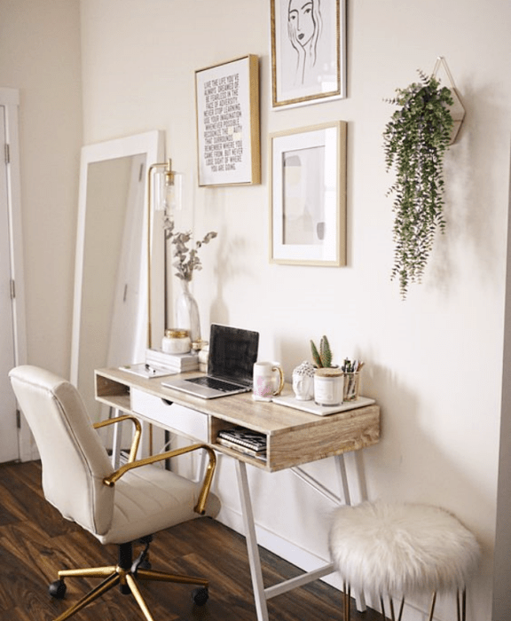 oficina en tono blanco, minimalista, con escritorio blanco de madera, silla cómoda, cojines, fotos decorativas, macetas, estanterías, alfombra, colores vibrantes, diseño relajado y sencillo